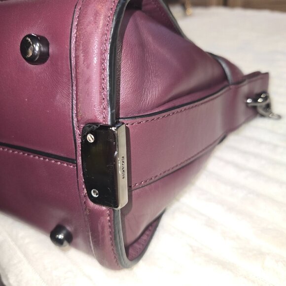 Coach Swagger - Picture 7 of 7